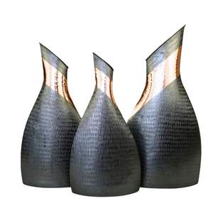 Le vase à fleurs élégant au design moderne pour la décoration intérieure ajoute de la classe aux salons ou aux espaces de travail pour les mariages - Product Image 1