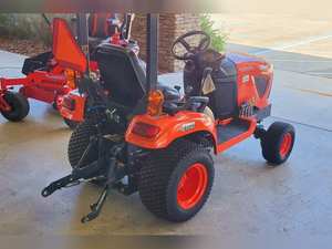 Tracteur compact 4x4 diesel d'occasion 25 CV pour la série BX 1880 – Idéal pour l'aménagement paysager et l'agriculture – Moteur, pompe, roulement et moteur durables et fiables - Product Image 4