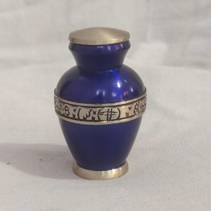 Urna de cremación azul romana para cenizas humanas-Urna funeraria para adultos hecha a mano-Urna de latón macizo para cenizas de AYAANS - Product Image 1