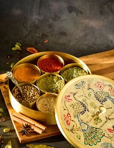 Boîte à épices classique en laiton pour une utilisation quotidienne de masala, favorisant une cuisine organisée et efficace - Product Image 4