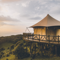 Carpa de Hotel Glamping Espaciosa para Exteriores con Tela de PVDF - Estructura de Acero Ecológica de Alta Calidad y Tamaños Personalizables