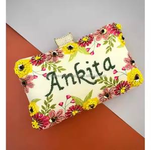 Magnifique pochette en tissu artisanal avec des accents de paillettes et un design élégant, idéale pour les occasions de soirée - Product Image 1