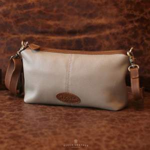 Elegante bolso de mujer hecho de cuero de vaca genuino Elegante, duradero y cómodo para el uso diario - Product Image 1