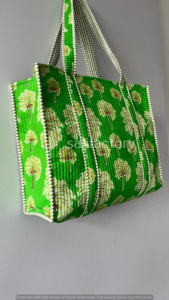 Grand sac fourre-tout en coton matelassé fait à la main nouveau sac à bandoulière à fermeture ouverte imprimé palmier tropical pour voyage ou cadeau de demoiselle d'honneur - Product Image 4