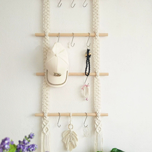 Suspension murale en macramé blanc multifonctionnelle avec barre en bois pour une décoration intérieure élégante, un rangement, une présentation et un style d'intérieur moderne - Product Image 1