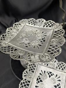 Support à gâteau à trois étages de style traditionnel avec découpe argentée, parfait pour l'accueil des invités à la maison et les cadeaux - Product Image 5