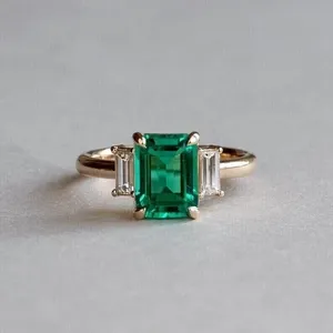 Bague en argent sterling avec moissanite verte taille émeraude et plaqué or |   Bague de fiançailles pour femme - Product Image 4