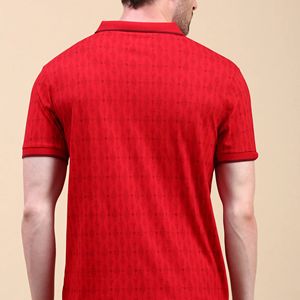 Polo de algodón de alta calidad con estampado personalizado para hombre, corte ajustado, color rojo, polo clásico con estampado AOP, cuello ajustado, manga corta. - Product Image 2