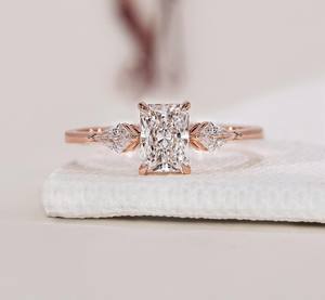 Anillo de Diamante Radiante de 1.27 CT Cultivado en Laboratorio, Certificado IGI, Oro Rosa de 14K, Claridad VVS2, Chapado en Rodio, Joyería Nupcial de Lujo al por Mayor - Product Image 1