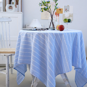 Nappe à carreaux floraux bleus en coton pastorale pour table de chevet de bureau d'étudiant ou de pique-nique couverture durable et élégante - Product Image 3