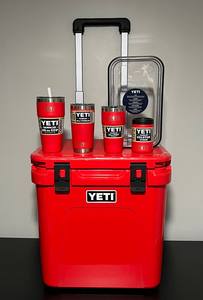 Nevera con Ruedas YETI Roadie 45L Original, Impermeable, Aislada, Edición Limitada Roja, Nueva con Etiqueta, 1 Año de Garantía - Product Image 2