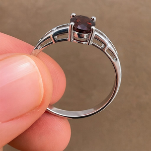 Anillo de compromiso y boda unisex de plata de ley 925 con granate de corte ovalado y baño de rodio de Rhaya Jewels, moderno para fiestas, piedra de nacimiento de enero - Product Image 3