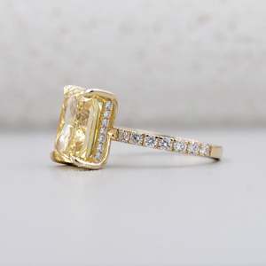 Anillo de Diamante Amarillo Radiante con Certificación IGI, con Halo Oculto y Banda Pavé - Product Image 3