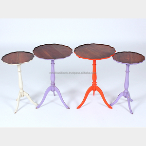 La serie de mesas de centro 1314 está hecha de madera de caoba envejecida de alta calidad con un acabado liso y pulido, y se vende a un precio asequible. - Product Image 3