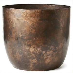 Pot sculpté de style antique en fonte d'aluminium avec finition aspect bronze, idéal pour les coins intérieurs de luxe ou les tables de jardin. - Product Image 4