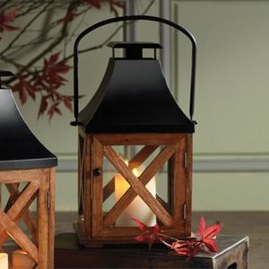 Linterna de madera rústica con techo de metal negro y diseño cruzado Portavelas elegante para la decoración del hogar o patio - Product Image 2