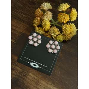 Boucles d'oreilles clous Maxine Ramirez en or 18 carats, coquillage rose et argent sterling, avec diamant serti clos et motif floral - Product Image 3