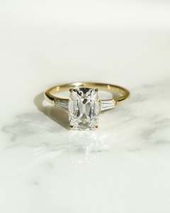 12x8มม. เบาะยาวสีขาว CZ แหวนหมั้นหินสามชิ้น - Product Image 1