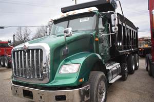 Camion benne International HX à trois essieux, robuste, d'occasion, modèle 2019-2022, à vendre avec garantie - Product Image 2