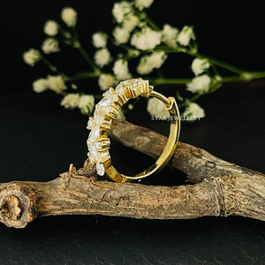 Pendiente de aro de diamante de forma mixta para dama de honor de pera de oro macizo de 14 quilates Joyería fina. - Product Image 2