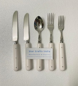 Ensemble de couverts élégants en acier inoxydable avec poignée en résine rose clair et argenté pour la table à manger, la vaisselle et les couverts - Product Image 4