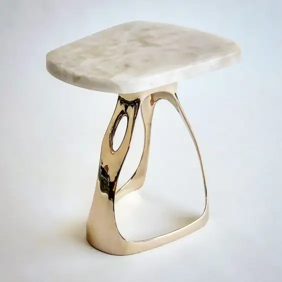 Table d'appoint de luxe en aluminium moulé fini doré pour salon décor à la maison café et table d'appoint