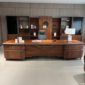 Bureau de direction rectangulaire en bois massif noyer noir avec cadre renforcé, bord incurvé, grain naturel, garantie 1 an - Product Image 1