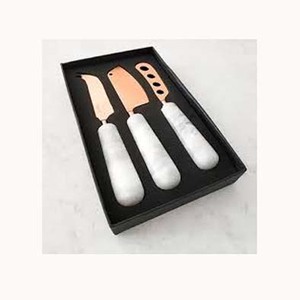 Couteau à fromage en acier inoxydable fait à la main en métal plaqué or rose avec manche en marbre blanc audacieux en vrac - Product Image 1