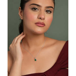 Collar con Colgante Verde Oriana Plateado, Estilo Vintage, Geométrico, con Diamantes y Esmeraldas, Chapado en Rodio, Oro Rosa, Material de Oro, para Compromiso - Product Image 3