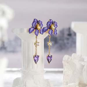 ต่างหูแฟชั่นทรงหยดน้ำเคลือบสีเงินสเตอร์ลิงลายดอกไอริสบลูมมิ่งจาก Jeulia - Product Image 6