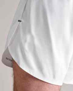 Short de gymnastique athlétique pour hommes en toile respirante 2-en-1 Short d'entraînement de compression décontracté au genou avec cordon de serrage pour la course à pied - Product Image 1