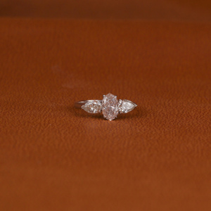 Sólido 18KT Oro y chapado en oro Personalizado Rosa claro Corte ovalado Lab Grown Diamond Compromiso y anillo de aniversario Certificado IGI - Product Image 1