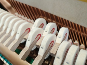 Piano Vertical Kawai BS30S Original de Japón, Piano Usado con Hermoso Tono y Aspecto Elegante - Product Image 4