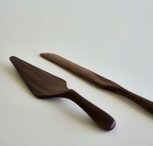 Elegante Servidor de pasteles de metal de diseño antiguo con detalles clásicos, perfecto para servir pasteles, postres y pasteles sin esfuerzo - Product Image 4