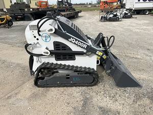 Minicargadora Compacta JQ Power JQ400R con Motor Cummins de Alta Eficiencia y Bomba de Motor con 4 Años de Garantía - Product Image 2