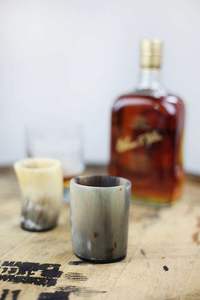 ELEVATE Vente en gros de verre en corne naturelle sculptée à la main personnalisée pour vin bière eau maison restaurant hôtel inspiré de l'Inde - Product Image 3