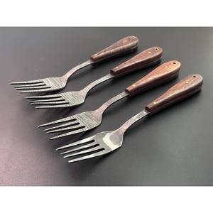 Juego de Cubiertos de Acero Inoxidable Ecológico de Lujo Hecho a Mano con Grabado de Iniciales, Regalo Personalizable para Uso en el Hogar y Restaurantes - Product Image 4