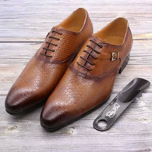 Chaussures de bureau en cuir pour hommes, design classique et simple, chaussures formelles assorties à tout, confortables et durables pour les hommes d'affaires - Product Image 1