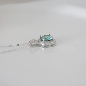 Collier pour femme Tishya en argent 925 avec diamant rond de 0,5 ct en moissanite verte avec pendentifs en or et en or rose - Product Image 5