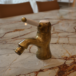 Mitigeur de bidet en laiton de style vintage avec bec pivotant et deux poignées, finition bronze antique, fabriqué en Italie - Product Image 2