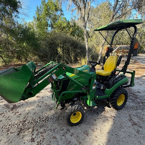 Comprar Tractor John Deere 1025R en Condición Casi Nueva con Cortadora de Césped y Cargador Frontal 120R, Solo 76 Horas, Componentes Principales - Product Image 6