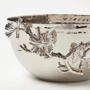 Un bol en laiton plaqué argent avec une texture martelée et un motif d'orchidée, conçu pour servir de décoration. - Product Image 3