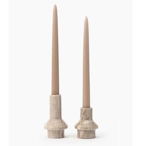 Portavelas de mármol negro con base cónica y velas de Pilar Blanco acento moderno para decoración festiva y del hogar - Product Image 2