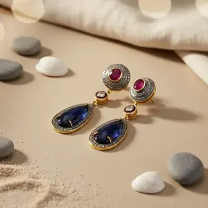 Boucles d'oreilles en forme de lustre avec des gouttes de saphir et de rubis, plaqué or, avec des perles et des diamants pour les mariages ou les occasions chrétiennes - Product Image 1