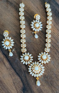 Fournisseur indien plaqué or perlé AD CZ collection de colliers de perles pour filles et femmes ensemble de bijoux de fête de l'usine indienne - Product Image 1