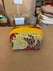 Sac fourre-tout jaune en paille avec garniture en tissu africain wax, style seau, fait main, motif floral, sac à main d'été pour la plage, fermeture à cordon, en bois - Product Image 3