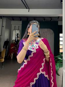 Lehenga de lujo estilo Bollywood para novias o mujeres, en color púrpura especial, tela de seda pura con lentejuelas y bordados con hilo. - Product Image 3