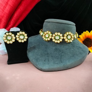 Ensemble collier et boucles d'oreilles Kundan, motif floral, chaque pierre est soigneusement sertie, reflète la lumière, rehausse l'éclat - Product Image 2