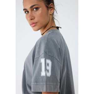 Camiseta con Cuello en V y Estampado - Product Image 3