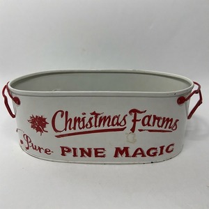 Jardinière Santas Pine Grove en finition métallique rustique conçue pour l'affichage de jardin de Noël avec des plantes saisonnières et des touches persistantes - Product Image 2